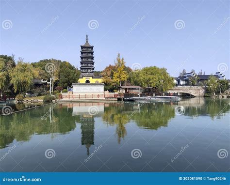 Jiaxing South Lake Imperial Vacation Garden: Güneşli Havada Gezinti ve Tarihi Mekanların Keşfi!