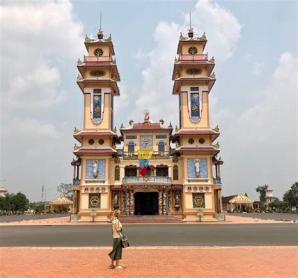  Cao Dai Temple: Bir Mimarinin Ruhunu Taşıyan Gizemli ve Renkli Yapı!